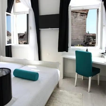 Plr Luxury Rooms *